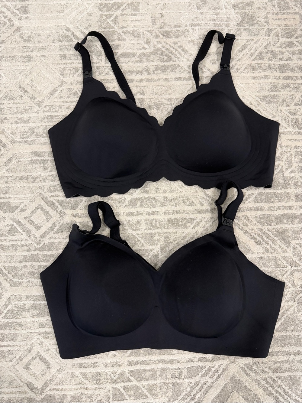 Momcozy Nursing Bra Seamless Black Nursing Bra - Supportive Fit
